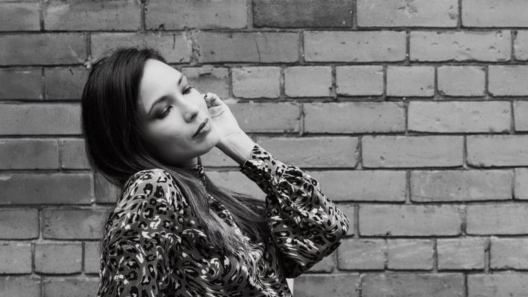 Élégance en Monochrome – Portraits de Sophie dans la Ville